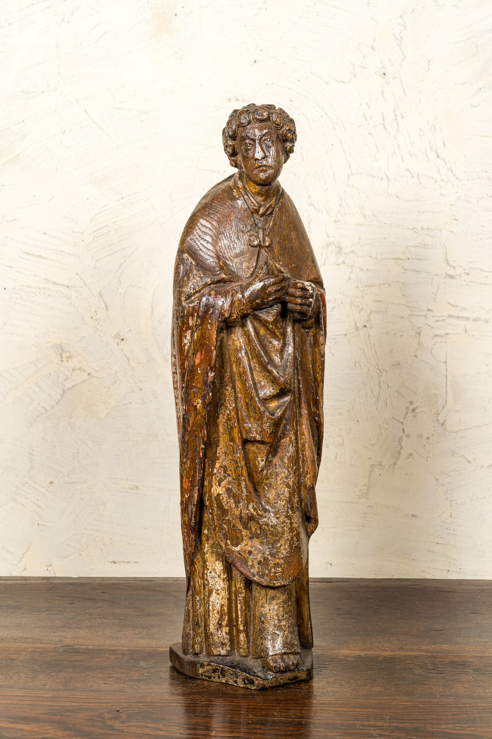 Een Vlaamse eikenhouten sculptuur van Sint-Jan de Evangelist, 1e helft 16e eeuw