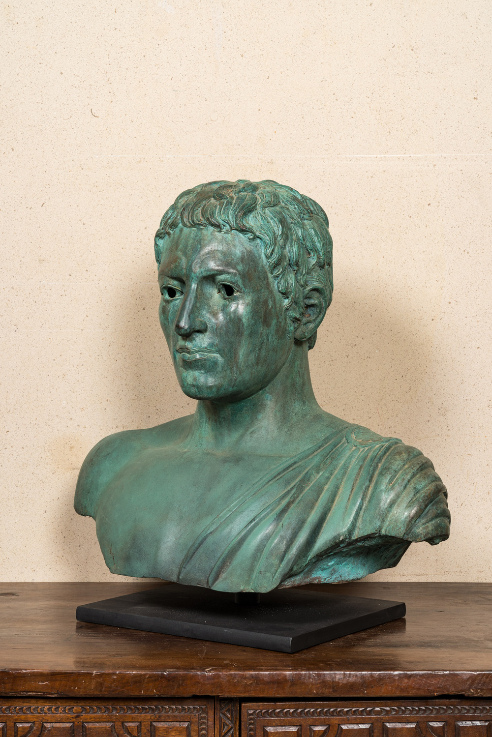 Een grote groen gepatineerde bronzen buste van een Romein, 20e eeuw