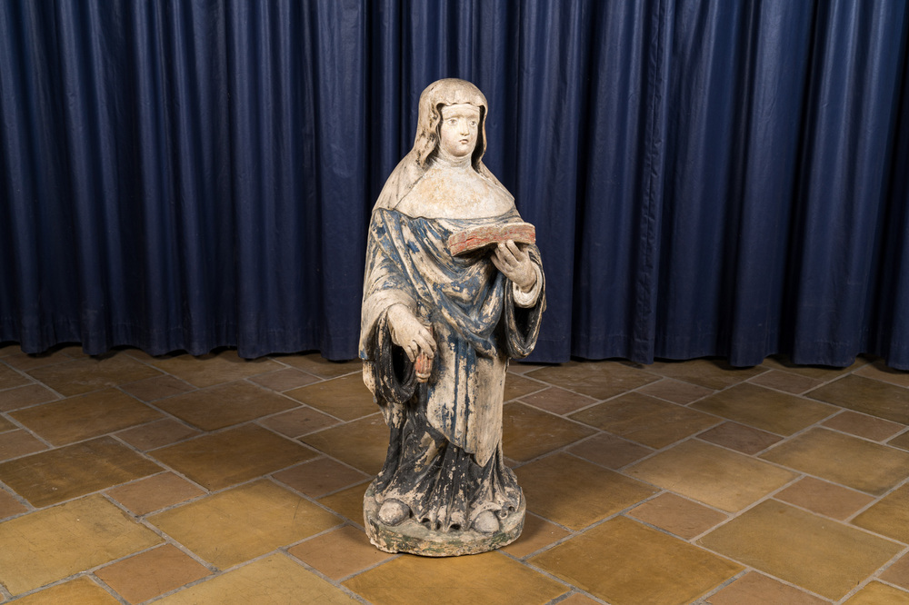Sainte Scholastique en pierre calcaire sculpt&eacute;e et polychrom&eacute;e, Val de Loire, 16&egrave;me