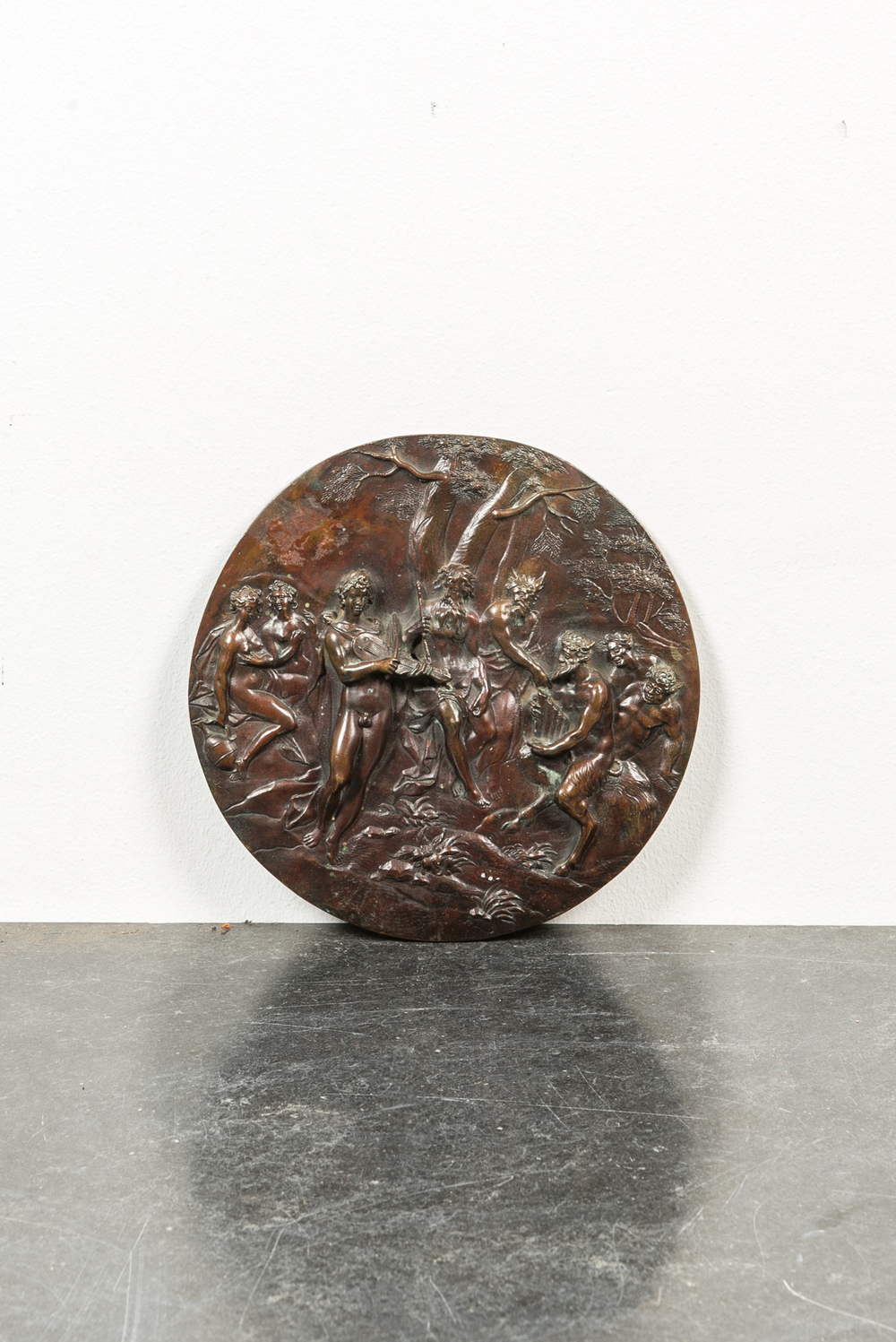 Een gepatineerd bronzen ronde plaquette met bacchanalia, 19e eeuw