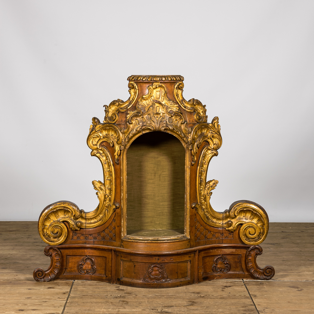 Tabernacle de style Louis XV en ch&ecirc;ne partiellement dor&eacute;, 18&egrave;me