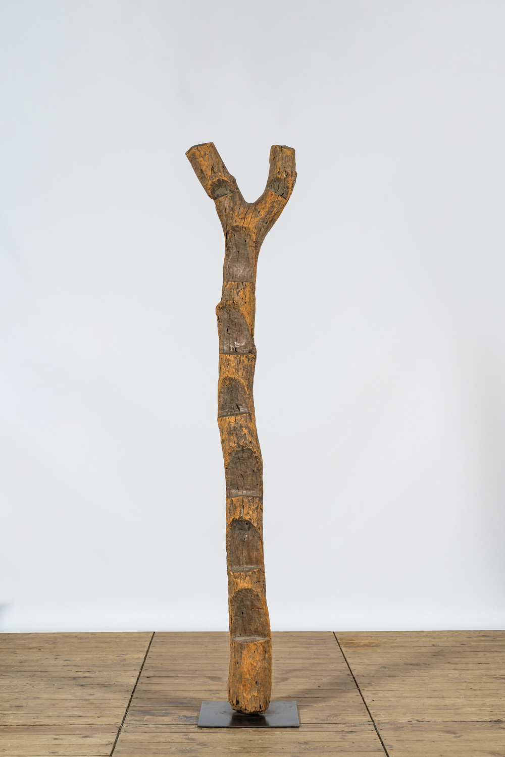 Een Afrikaanse houten ladder op metalen voet, 19/20e eeuw