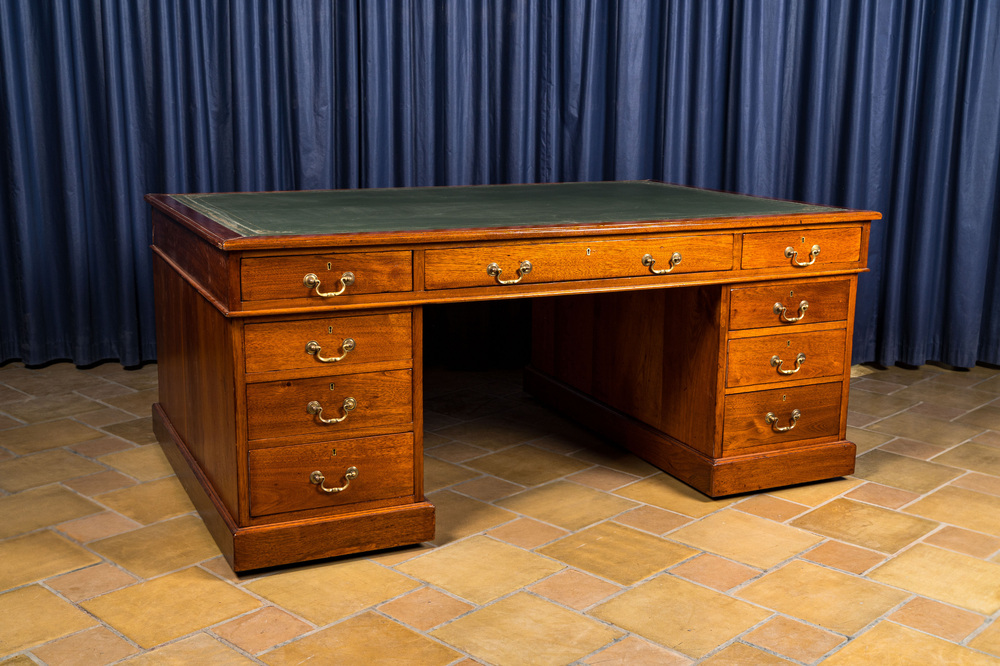 Een Engelse Hobbs &amp; Co mahoniehouten bureau met lederen bovenblad, ca. 1900