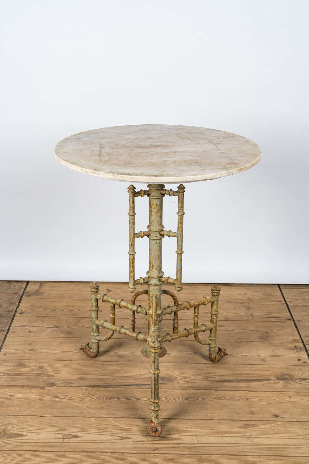 Une table d'appoint tripode en fonte avec plateau en marbre, 20&egrave;me