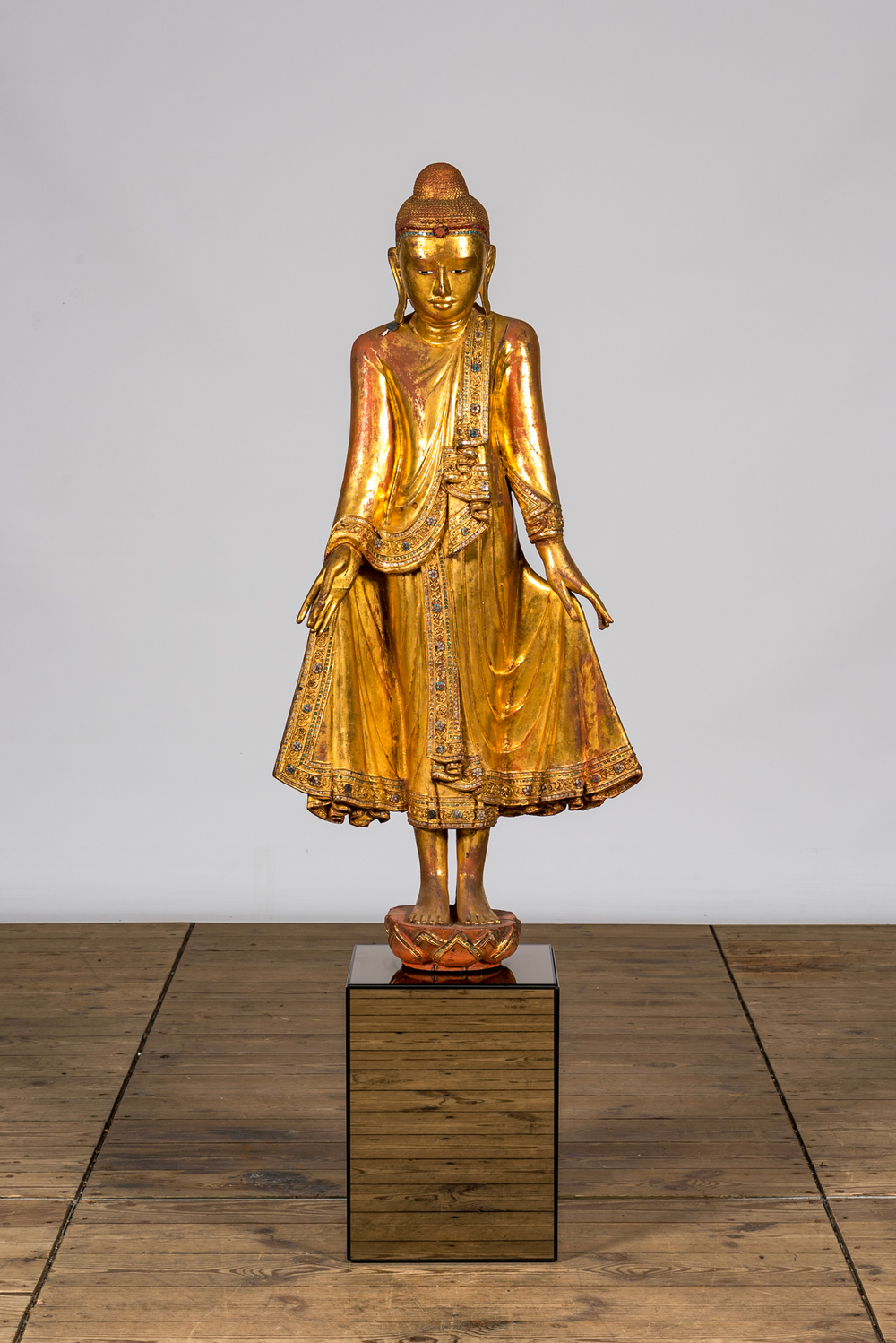Een grote ingelegd verguld houten figuur van een staande Boeddha, Thailand, 20e eeuw