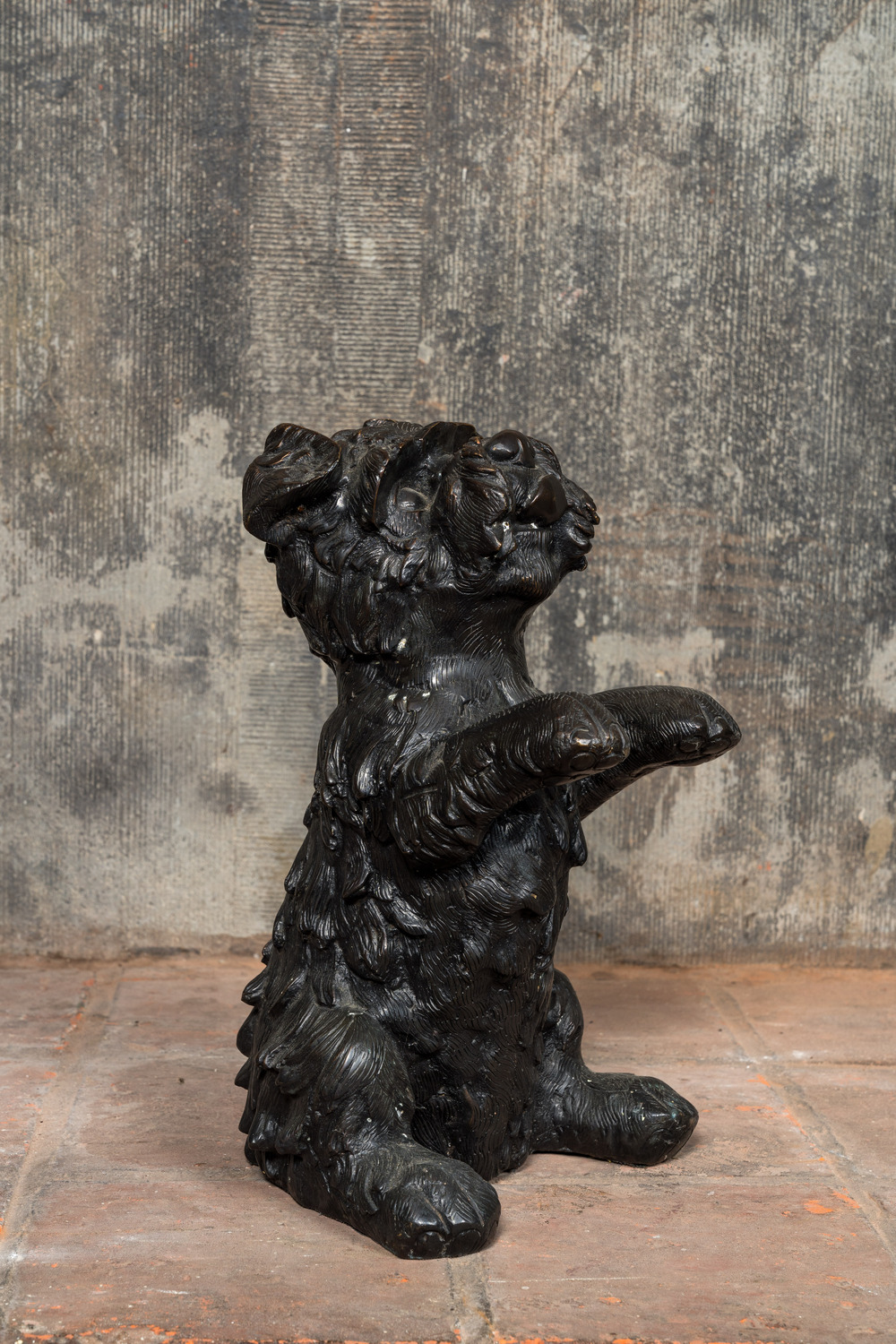 Bronze animalier d'un chien fox-terrier a patine brune, 20&egrave;me