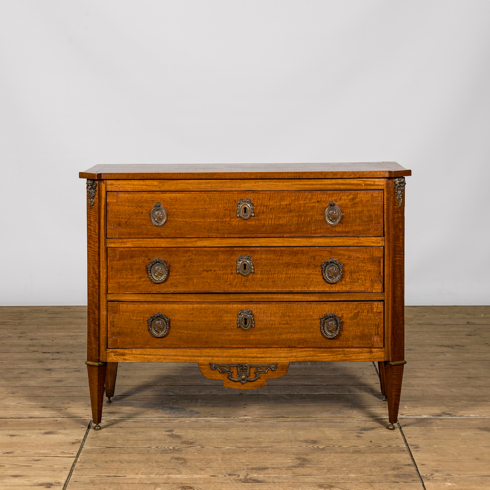 Een neoclassicistische mahoniehouten commode, ca. 1900