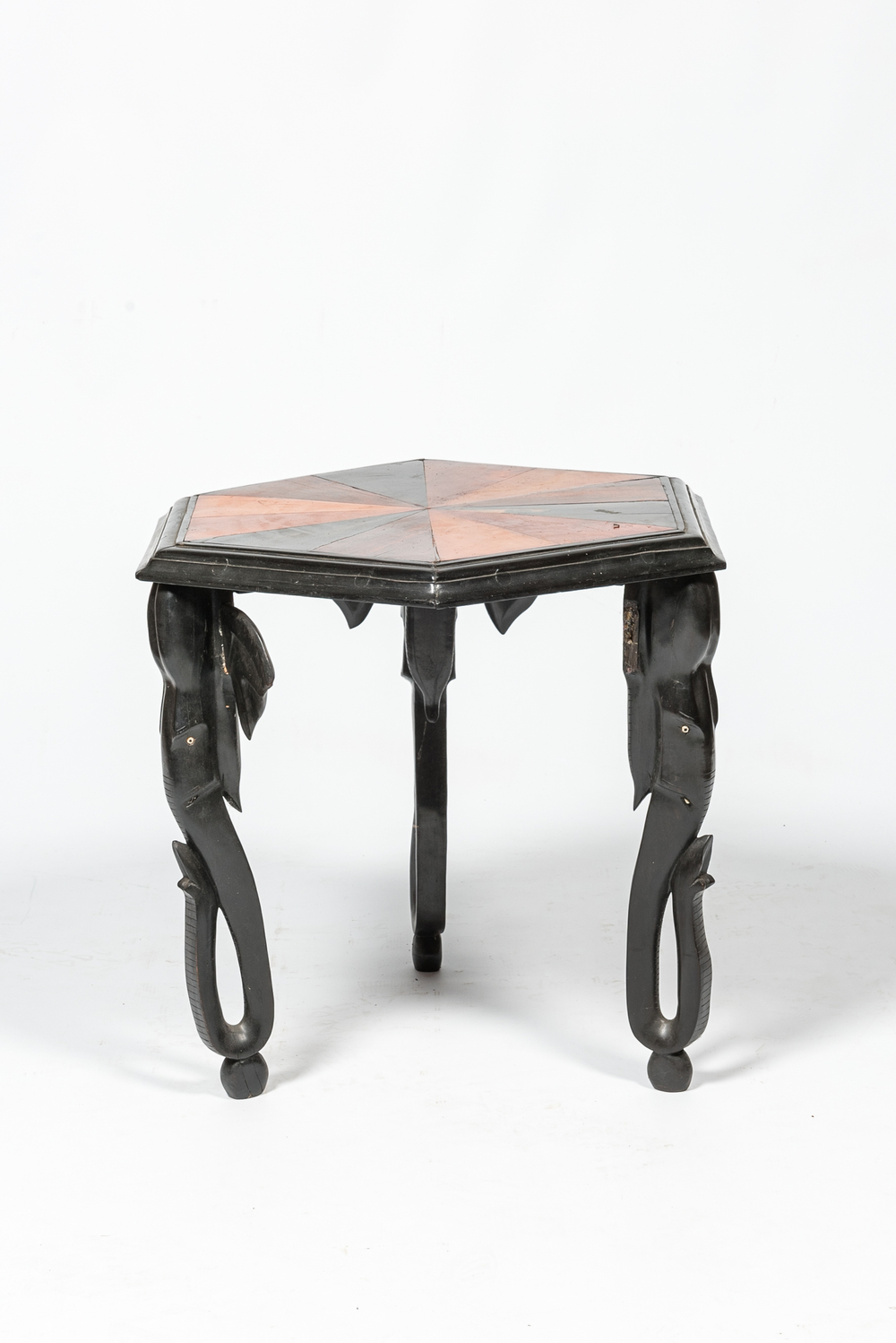 Une table d'appoint coloniale africaine hexagonale sur pattes d'&eacute;l&eacute;phant et avec parqueterie, 20&egrave;me