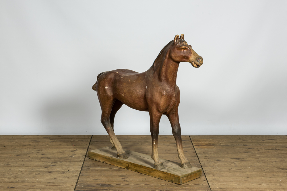 Grand mod&egrave;le d'un cheval en papier-m&acirc;ch&eacute; peint, 1&egrave;re moiti&eacute; du 20&egrave;me