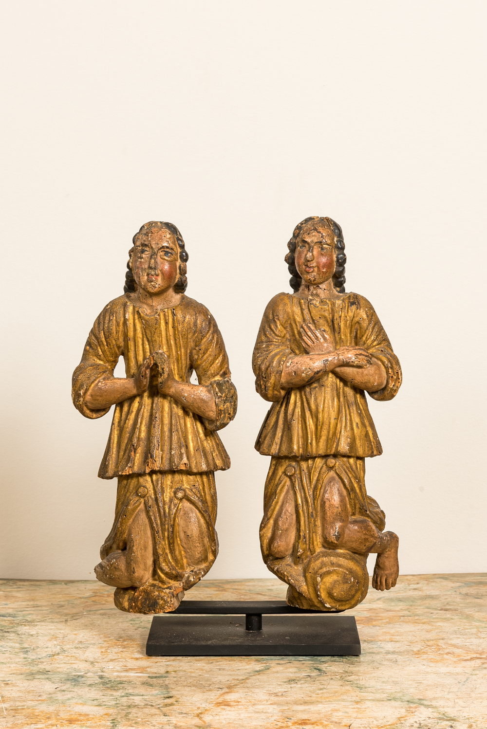 Paire d'anges agenouill&eacute;s et priants en bois polychrom&eacute; et dor&eacute;, vers 1700