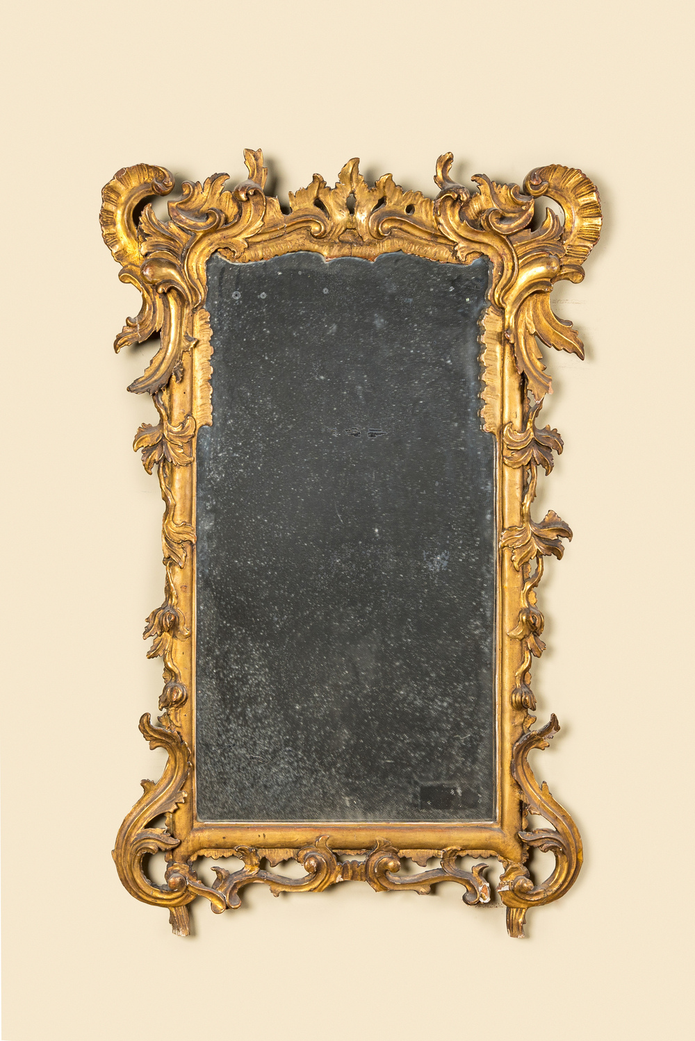 Miroir R&eacute;gence en bois sculpt&eacute; et dor&eacute;, 18&egrave;me