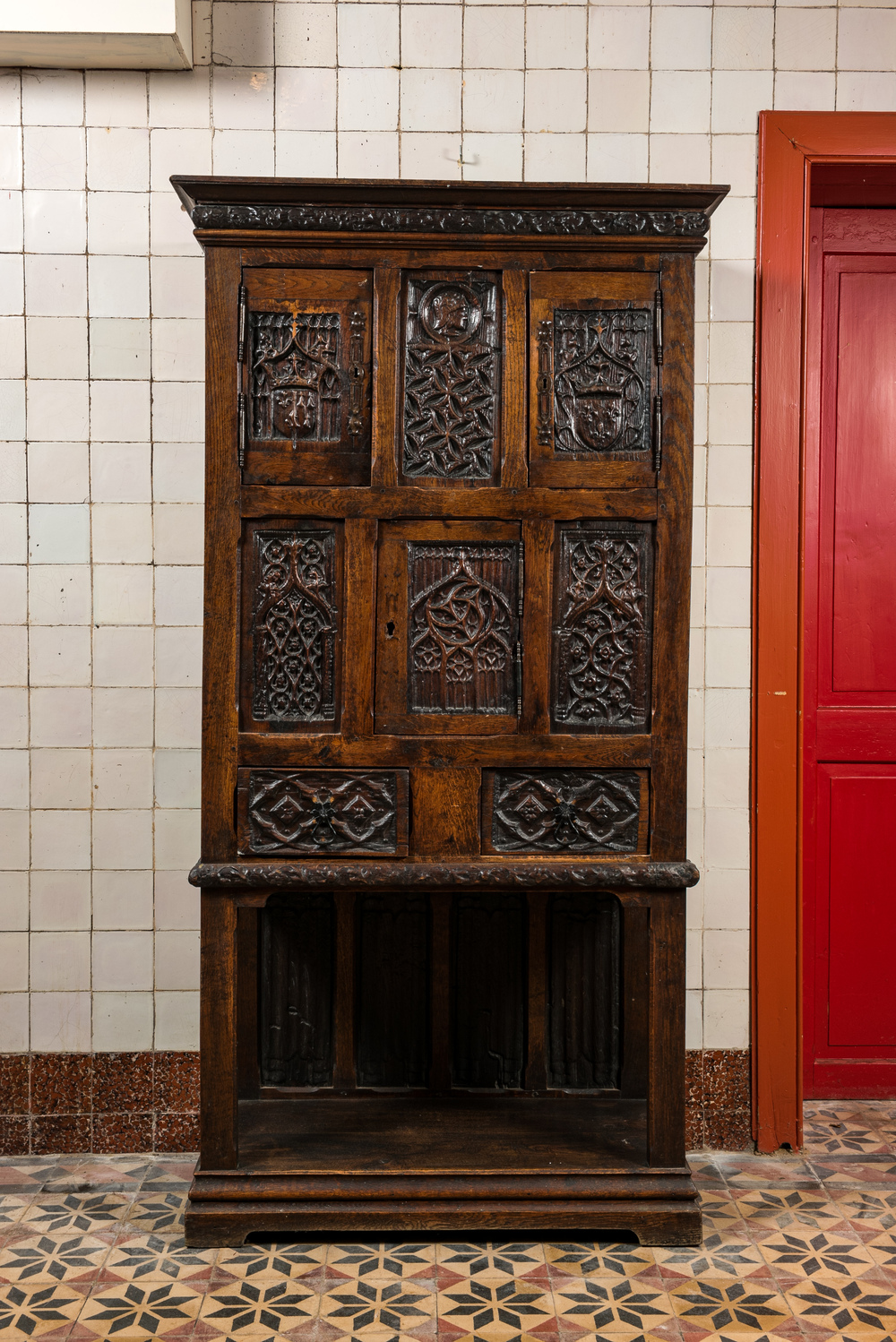 Een neogotische houten 'credence' kast, wellicht Frankrijk, 19e eeuw