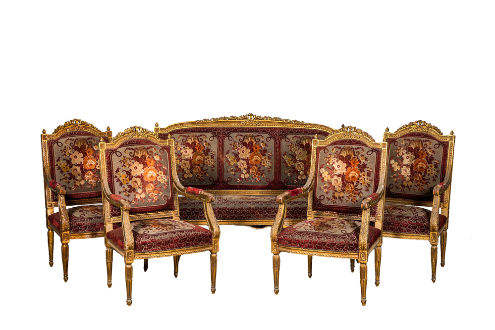 Een verguld houten neoclassicistisch salon bestaande uit een sofa en vier armstoelen, 20e eeuw