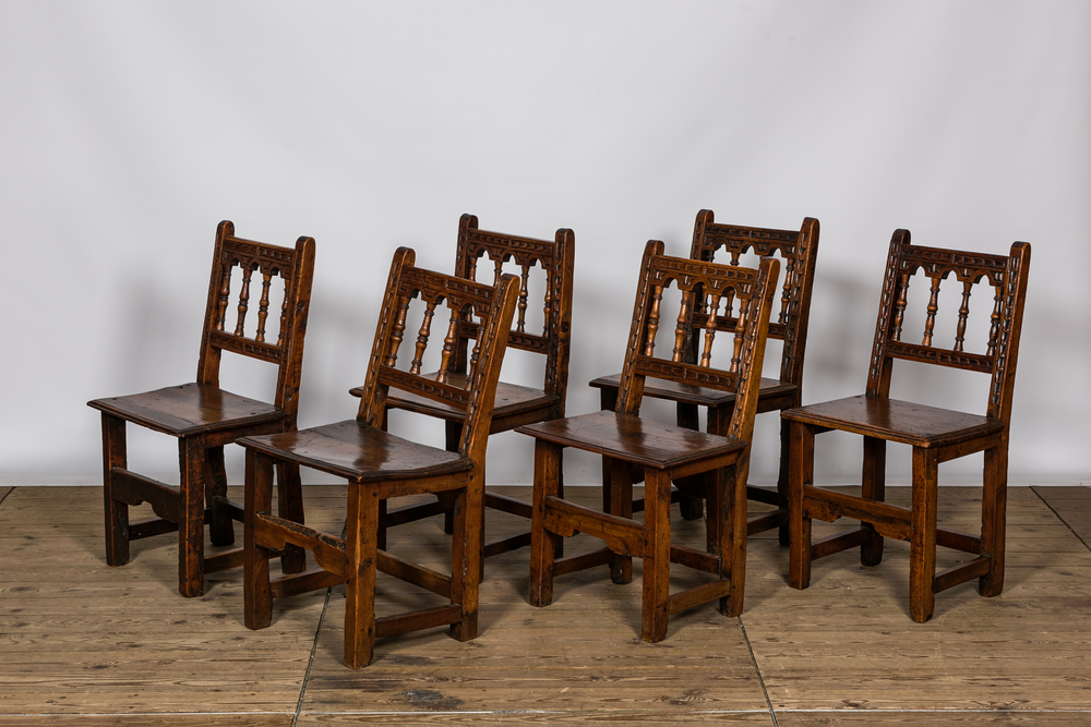 Zes Zuid-Europese stoelen in notelaar, 18/19e eeuw