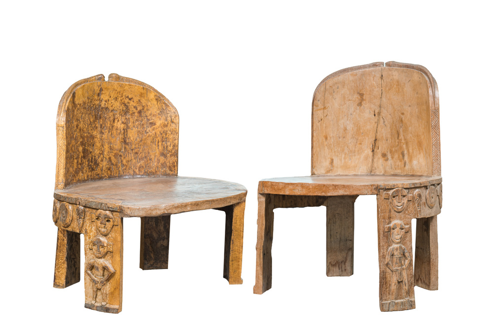 A pair of African carved wooden chairs in Eket-style, 20th C.