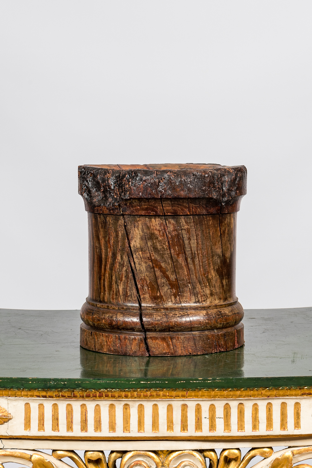 Een houten sokkel voor een grote bronzen vijzel, vermoedelijk 18e eeuw