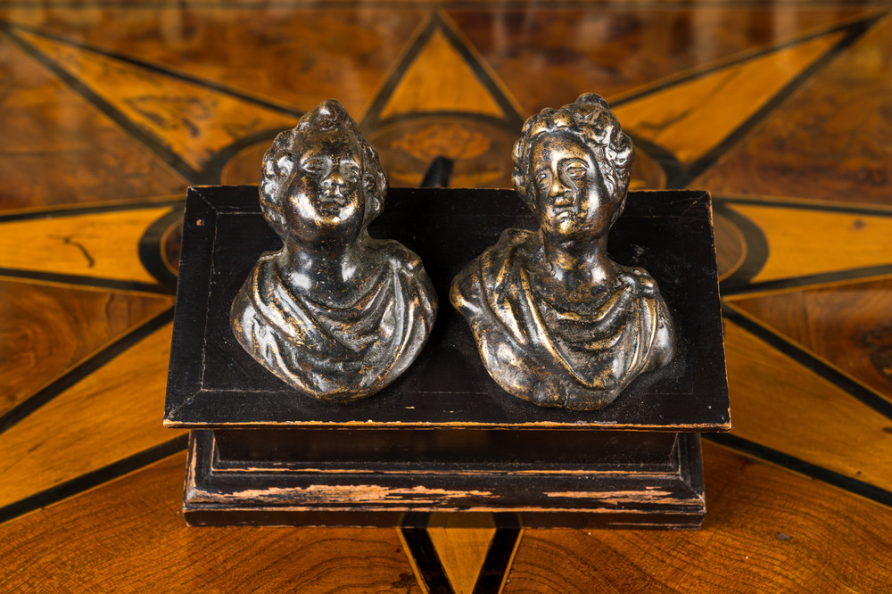 Paire de bustes miniatures en bronze patin&eacute; mont&eacute;s sur un socle en bois noirci post&eacute;rieur, Italie, 17&egrave;me