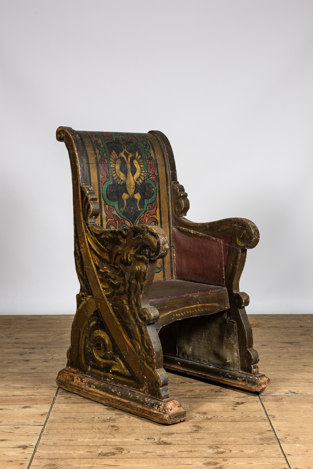 Fauteuil d'apparat en bois polychrome &agrave; d&eacute;cor d'un aigle, Russie, 19&egrave;me