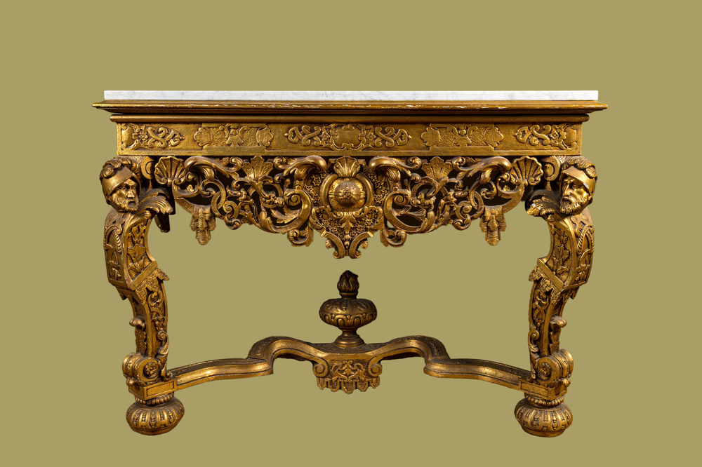Een Italiaanse rijkgesculpteerde vergulde houten console met marmeren blad, 19e eeuw