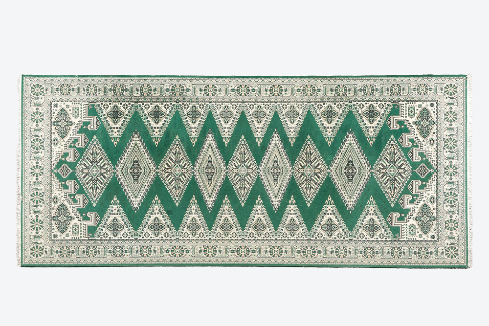 Un tapis oriental &agrave; d&eacute;cor de motifs g&eacute;om&eacute;triques, laine sur coton, 20&egrave;me