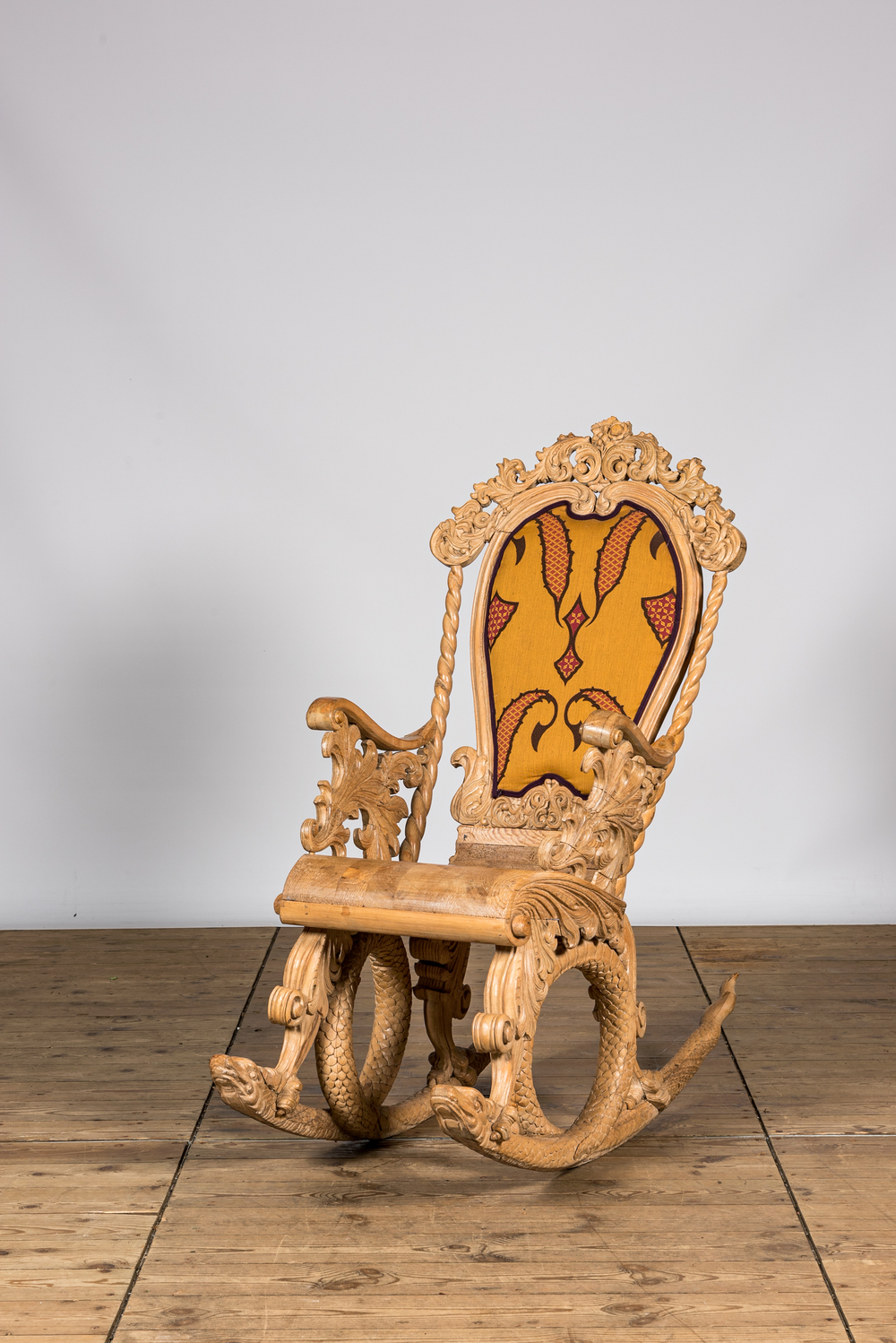 Een rijkgesculpteerde houten schommelstoel met poten in de vorm van een slang, 20e eeuw