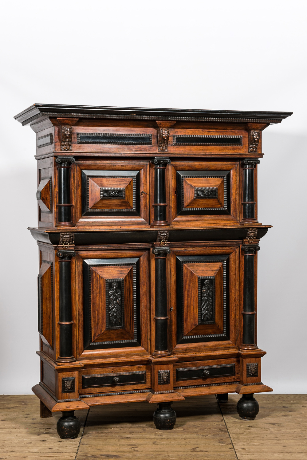 Armoire &agrave; quatre portes en bois partiellement &eacute;bonis&eacute;, Pays-Bas, 19&egrave;me