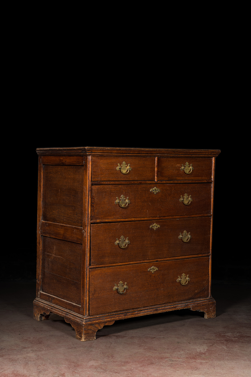 An English oak wooden chest with two short and three long drawers, 18th C.