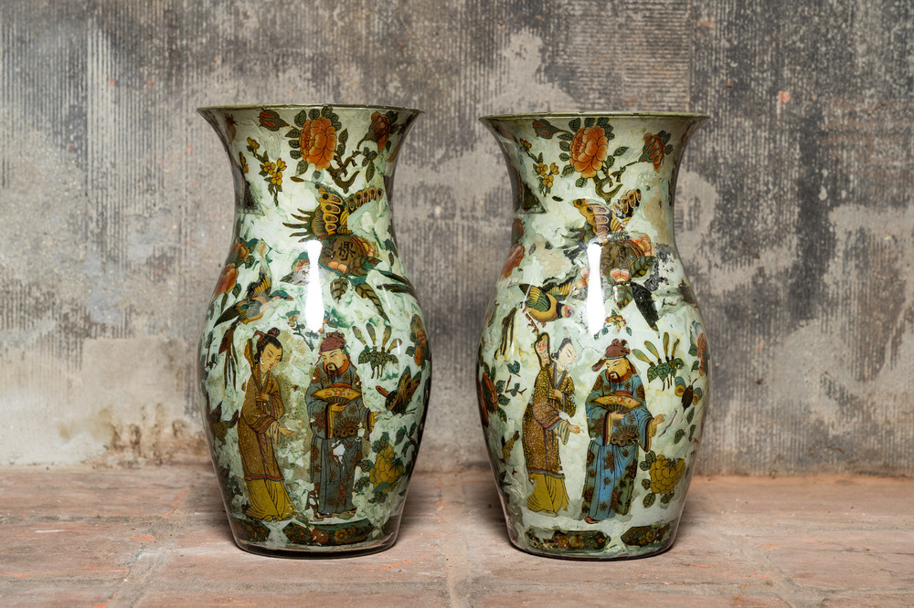 Une paire de vases en verre &agrave; d&eacute;calcomanie &agrave; d&eacute;cor de chinoiserie, France ou Angleterre, 19&egrave;me