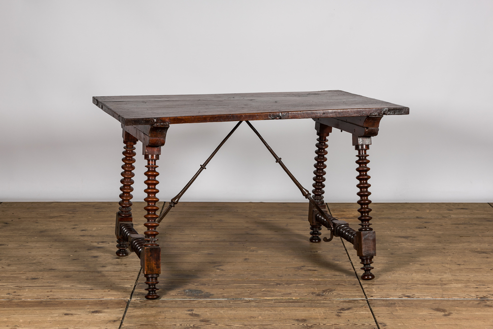 Een Spaanse houten tafel in notelaar, 17e eeuw en later