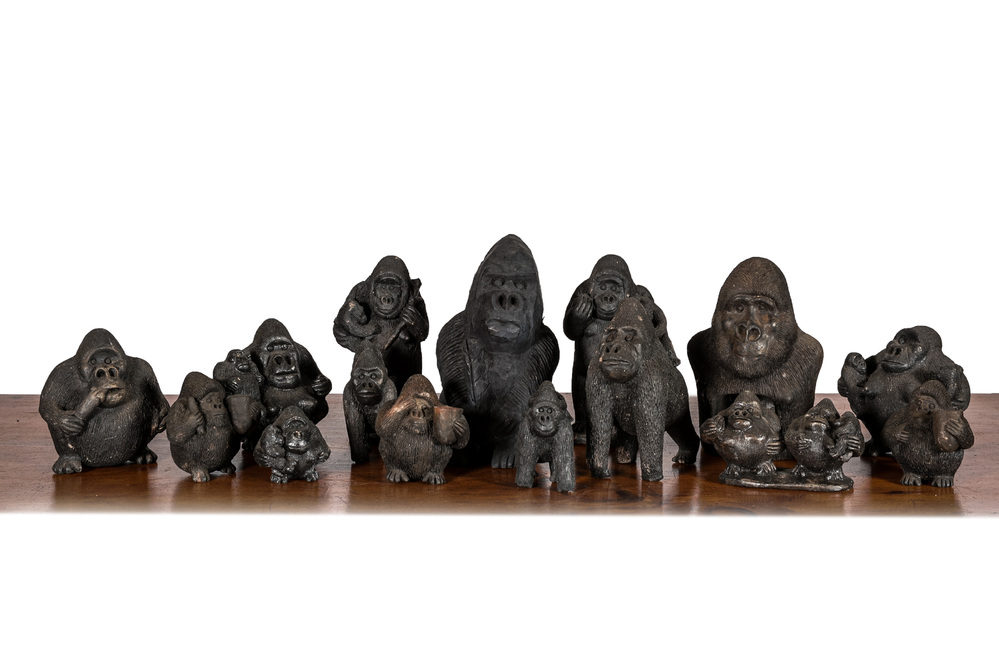 Een uitgebreide collectie sculpturen van gorilla's in hout en polystone, 20e eeuw