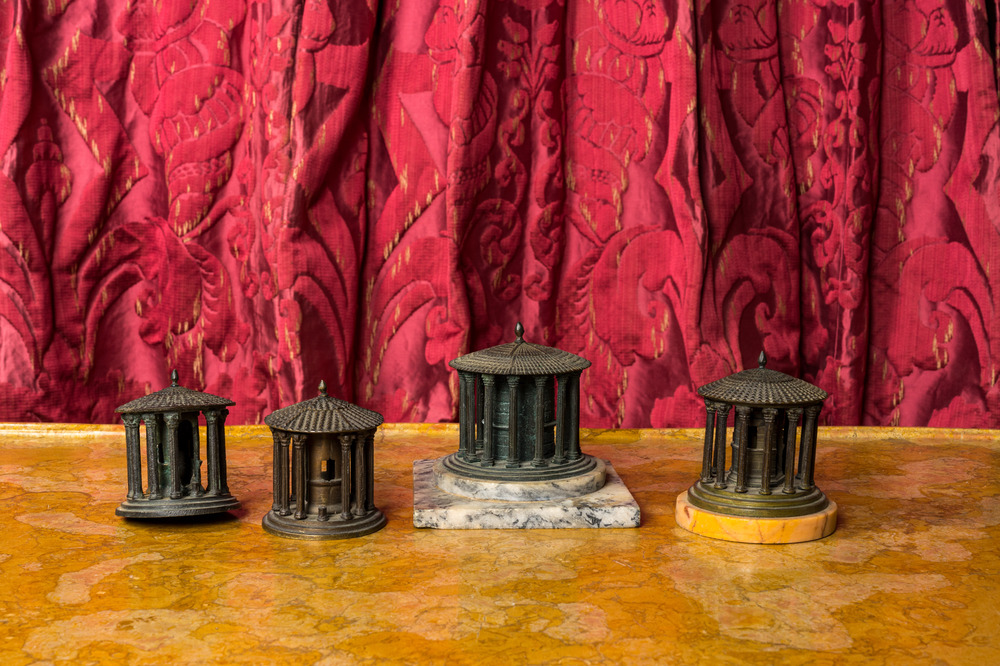 Vier gepatineerde bronzen 'Grand Tour' inktpotten in de vorm van de Tempel van Vesta, Itali&euml;, 19e eeuw