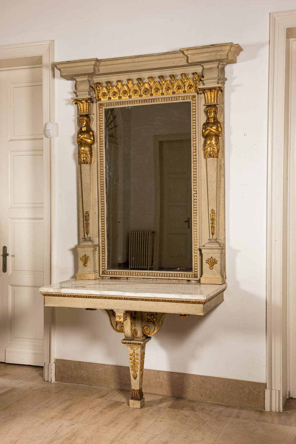 Imposante console &agrave; miroir de style Empire en bois &agrave; patine grise et dor&eacute; avec le dessus en marbre, France, 19&egrave;me