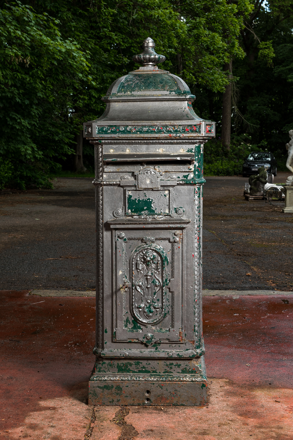 Een Belgische gietijzeren postbus, gieterij J.G. R&eacute;quil&eacute;, Luik, 19e eeuw