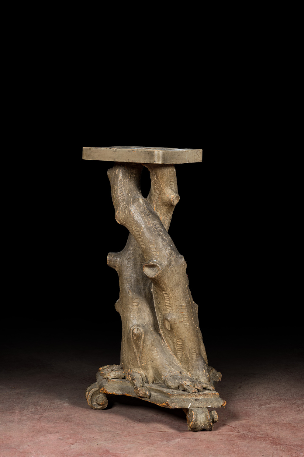 Een gepatineerde houten sokkel in de vorm van boomstronken, 18e eeuw