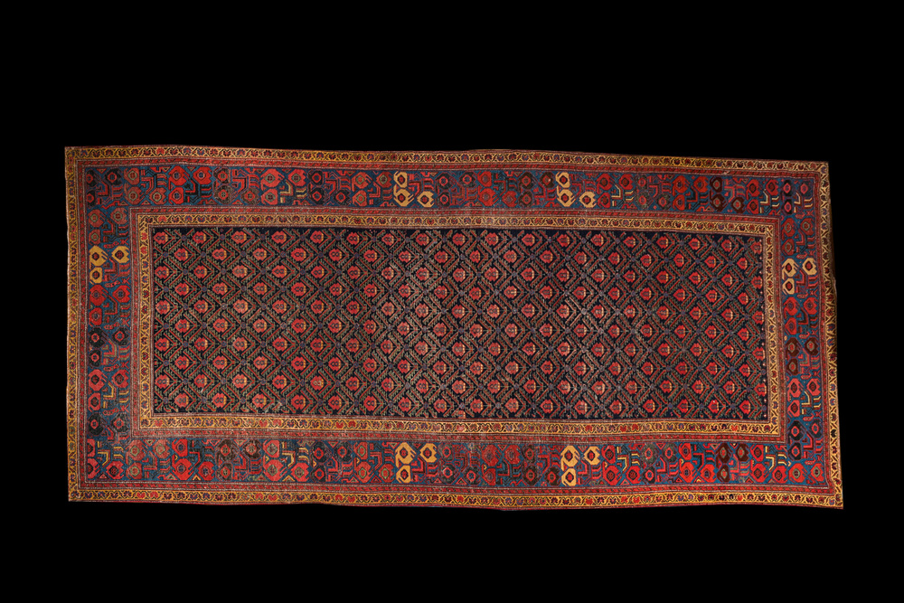 Un tapis oriental &agrave; motifs g&eacute;om&eacute;triques et d&eacute;cor floral, laine sur coton, 20&egrave;me