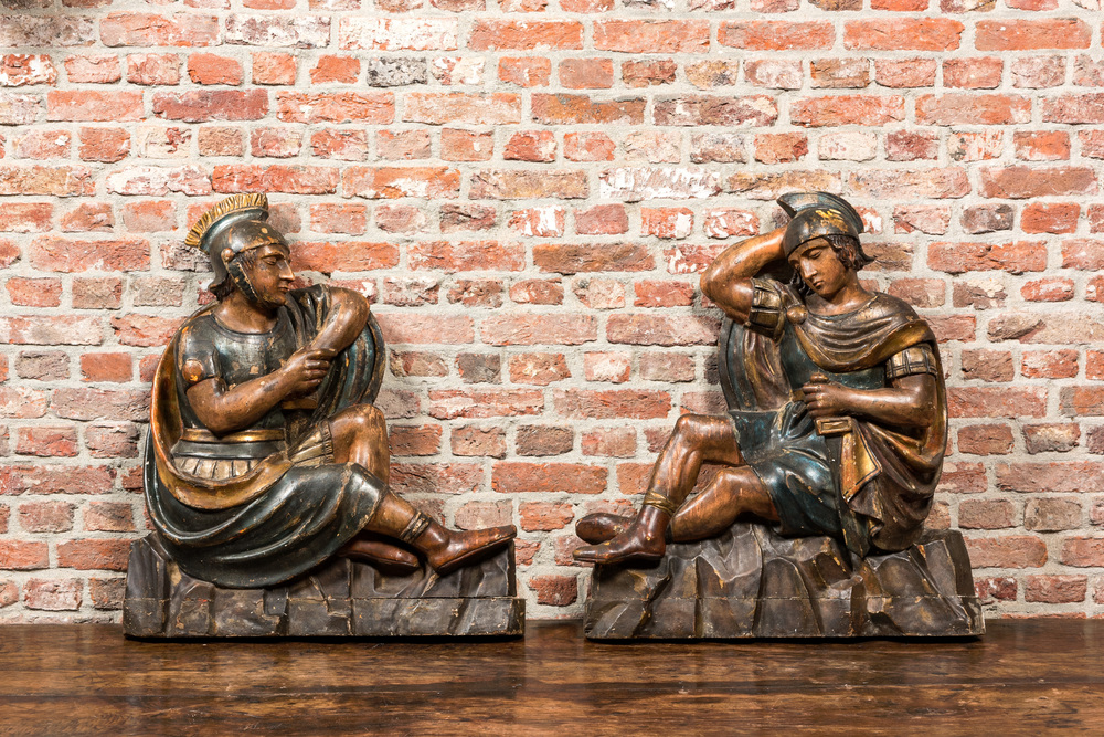 Een paar polychrome houten sculpturen van Romeinse soldaten, 18e eeuw