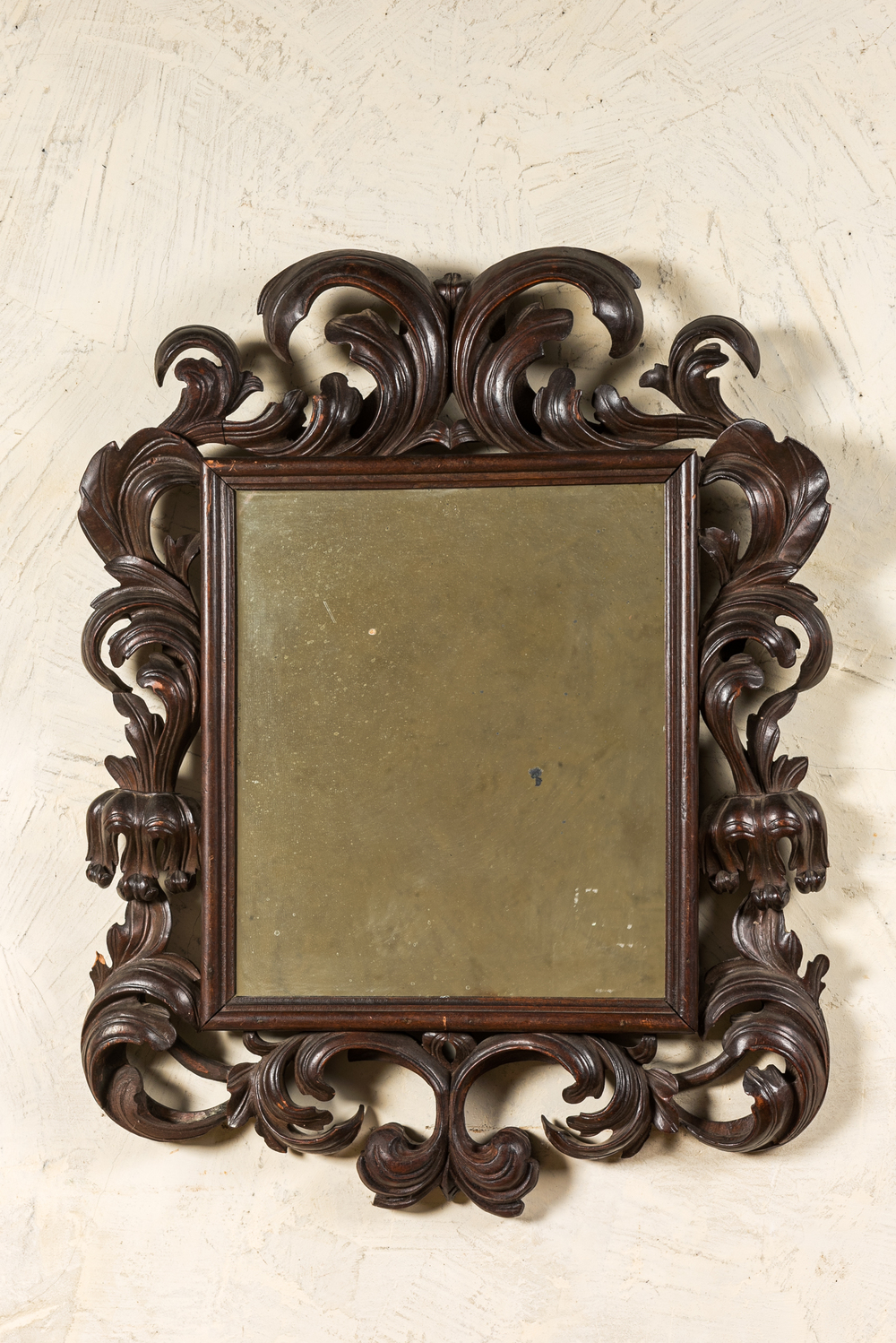 Een notelaren spiegel in barokstijl, 19e eeuw