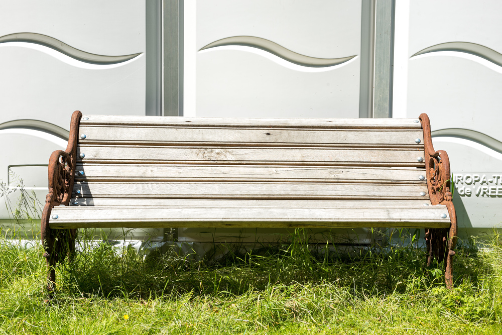 Een gietijzeren en houten tuinbank, 20ste eeuw