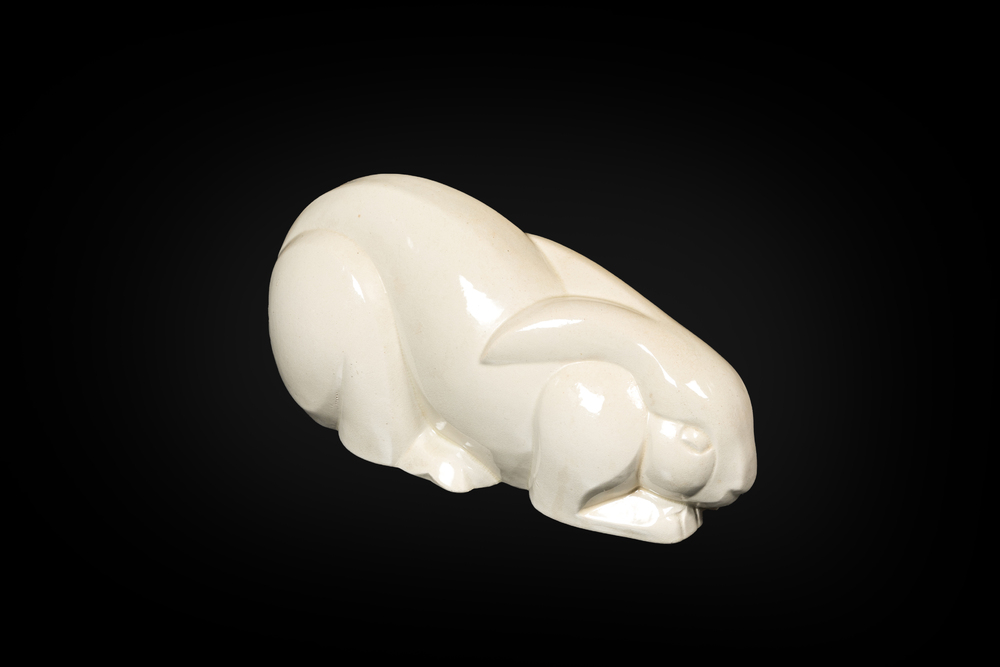 Een Art Deco model van een haas of konijn in witte gecraqueleerde fa&iuml;ence, Ch. Lemanceau voor Saint-Clement, ca. 1930
