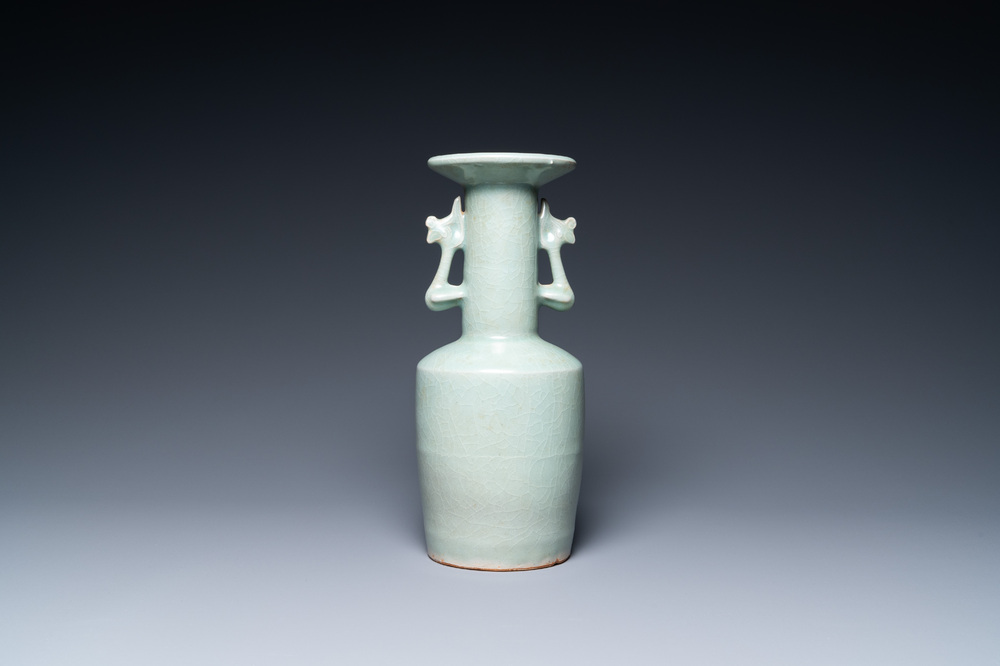 Un vase de type 'kinuta' en porcelaine de Chine c&eacute;ladon de Longquan, Song du Sud