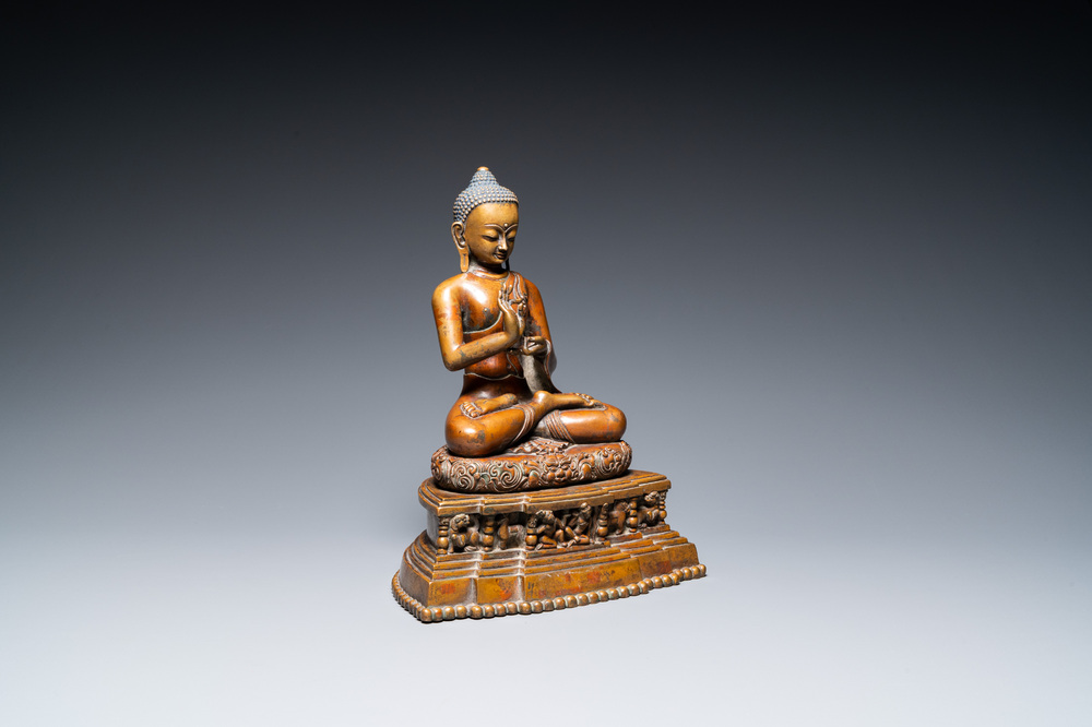 Een grote Tibetaanse Boeddha op troon in koper en messing, wellicht 16e eeuw