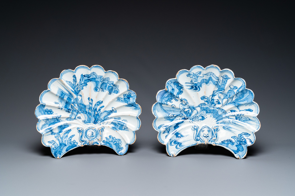 Een paar blauw-witte Delftse waaiervormige chinoiserie schotels, 17e eeuw