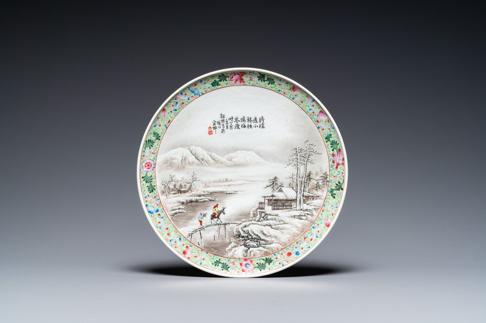 Een Chinees famille rose 'winterlandschap' bord, Qianlong merk, gedat. 1957, Republiek