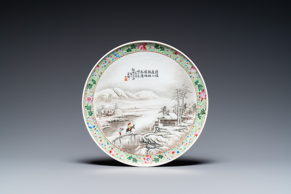 Assiette en porcelaine de Chine famille rose &agrave; d&eacute;cor d'un paysage d'hiver, marque de Qianlong, dat&eacute;e 1957, R&eacute;publique