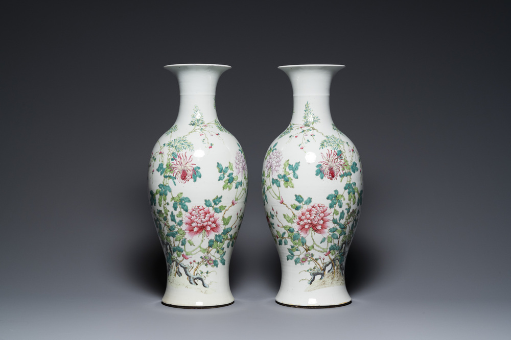 A pair of Chinese famille rose vases with floral design, Qianlong mark, 19/20th C.