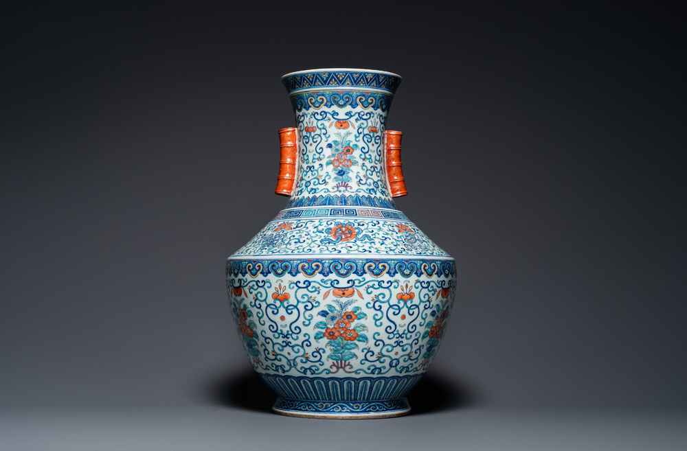 Grand vase 'hu' en porcelaine de Chine doucai, marque de Qianlong, 19&egrave;me
