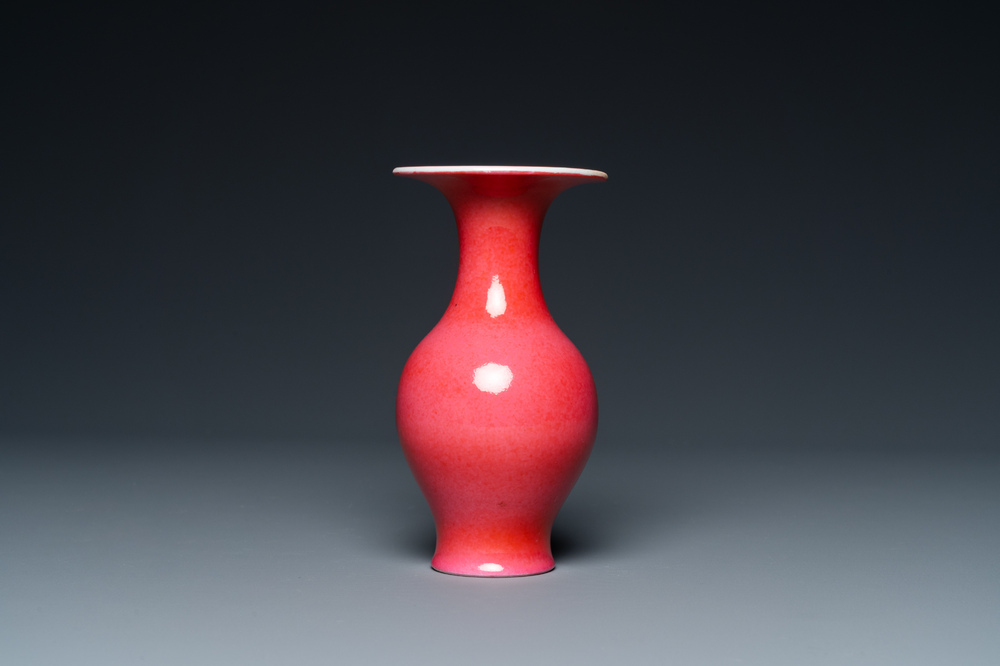 Petit vase en porcelaine de Chine &agrave; &eacute;mail en rouge rubis monochrome, 19&egrave;me
