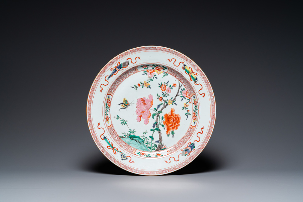 Grand plat en porcelaine de Chine famille rose &agrave; d&eacute;cor floral, Yongzheng