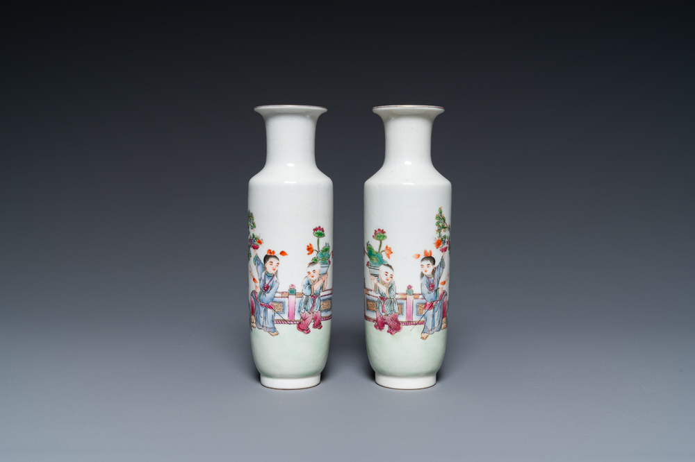 Paire de vases de forme rouleau en porcelaine de Chine famille rose, marque de Qianlong, R&eacute;publique