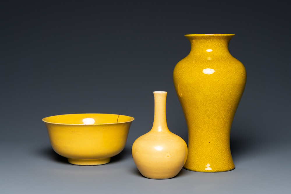 Deux vases et un bol en porcelaine de Chine en jaune monochrome, 20&egrave;me